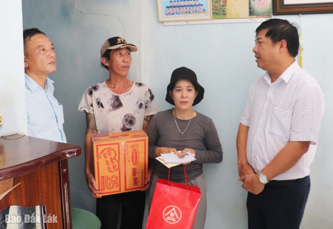 Bí thư Tỉnh ủy Lương Nguyễn Minh Triết trao quà, động viên hô dân nhà bị tốc mái.