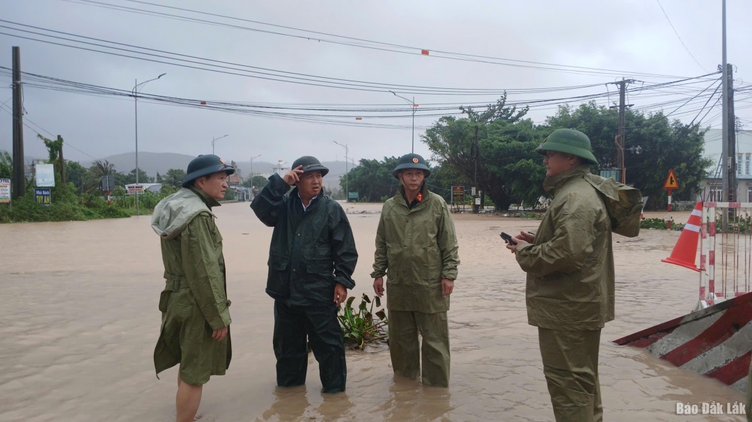 Bí thư Tỉnh ủy Lương Nguyễn Minh Triết trực tiếp đi kiểm tra và chỉ đạo công tác ứng phó với mưa lũ ở khu vực phía Đông tỉnh.