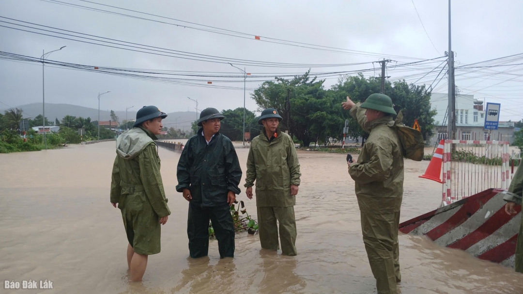 Bí thư Tỉnh ủy Lương Nguyễn Minh Triết đi kiểm tra thực tế vùng ngập lụt tại xã Tuy An Bắc. Ảnh: Trung Hiếu