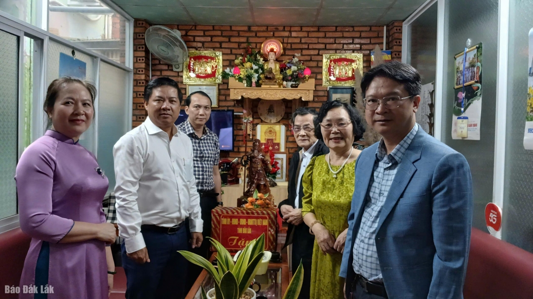 Bí thư Tỉnh ủy Lương Nguyễn Minh Triết (áo sáng bên trái) cùng lãnh đạo Sở GD-ĐT chujo hình lưu niệm cùng Nhà giáo ưu tú Ngô Thị Loan.