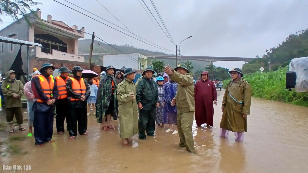 Bí thư Tỉnh ủy Lương Nguyễn Minh Triết cùng đoàn công tác trực tiếp chỉ đạo công tác ứng cứu tại các khu vực ngập sâu. Ảnh: PV