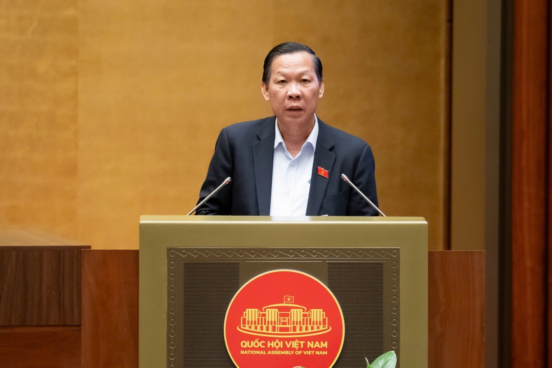  Chủ nhiệm Ủy ban Kinh tế và Tài chính Phan Văn Mãi trình bày báo cáo thẩm tra. Ảnh: quochoi.vn