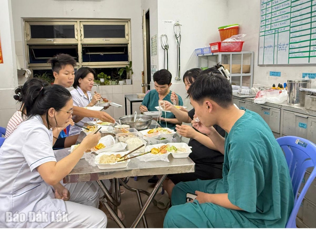 Một bữa cơm vội trong ngày lũ của đội ngũ y, bác sĩ Bệnh viện Đa khoa Phú Yên.