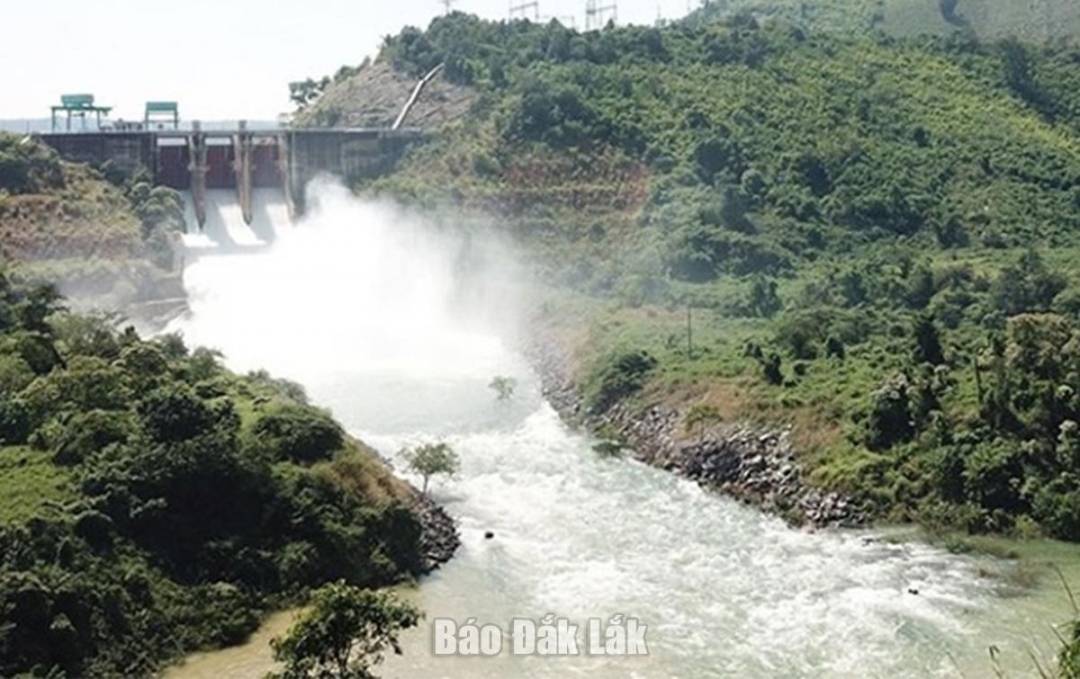 Hồ thủy điện Buôn Tua Srah đang xả tràn