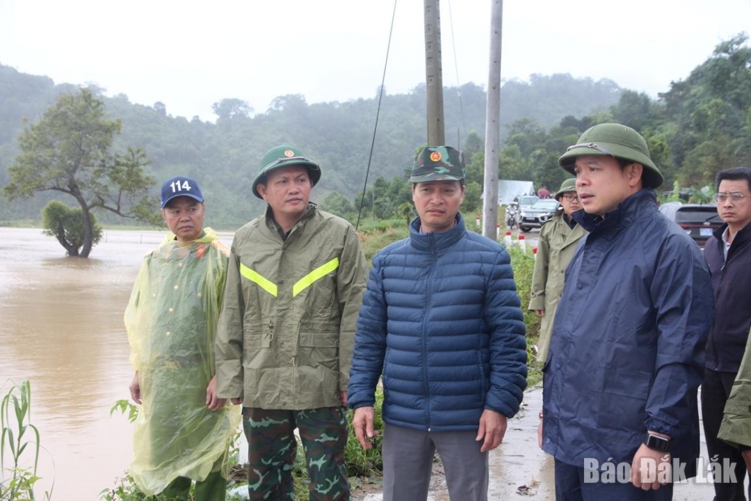 Phó Bí thư Tỉnh ủy Đỗ Hữu Huy kiểm tra công tác ứng phó với mưa lũ tại xã Dur Kmăl.