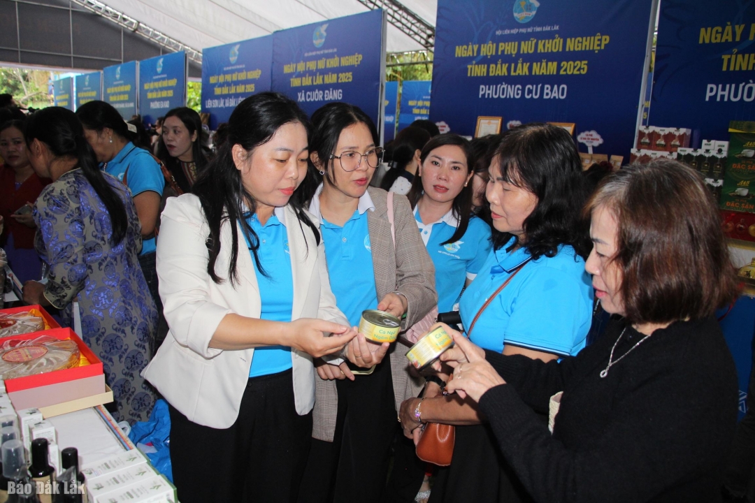 Hội viên phụ nữ các địa phương giới thiệu