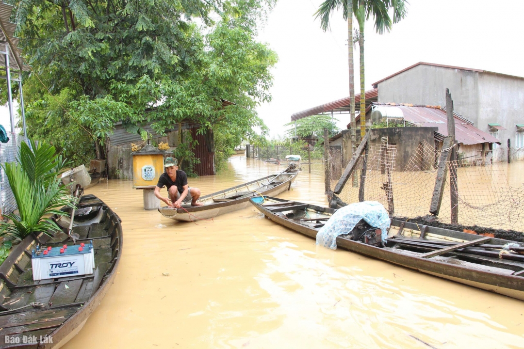 Nước dâng cao, người dân sống ở khu vực bị ngập lụt
