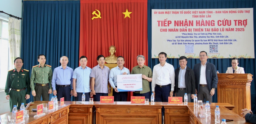 đồng chí Nguyễn Hải Ninh và đồng chí Vũ Hồng Văn cùng đoàn công tác đã trao hỗ trợ