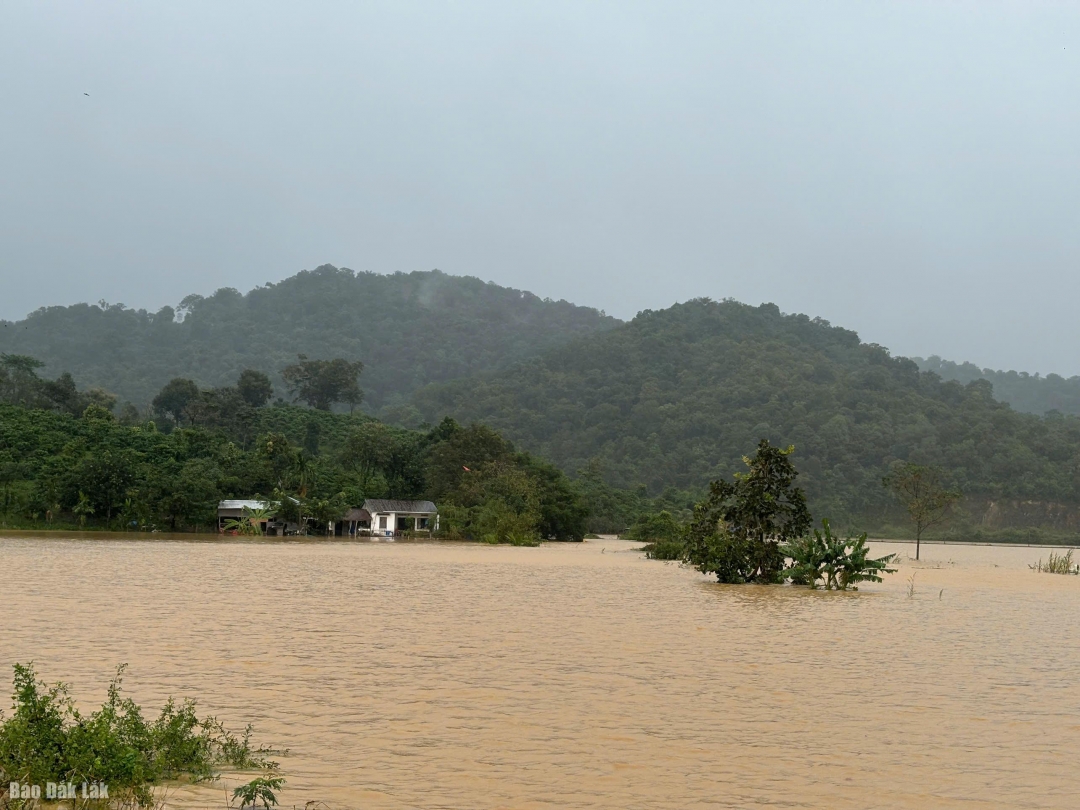 Nhiều hộ dân tại thôn Buôn Triết bị cô lập.