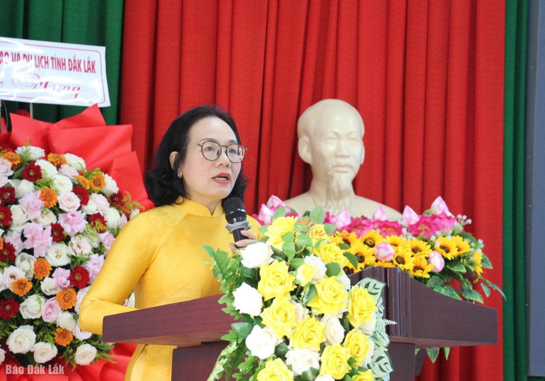 Chủ tịch Hội LHPN tỉnh Nguyễn Thị Hồng Thái phát biểu nhận nhiệm vụ.