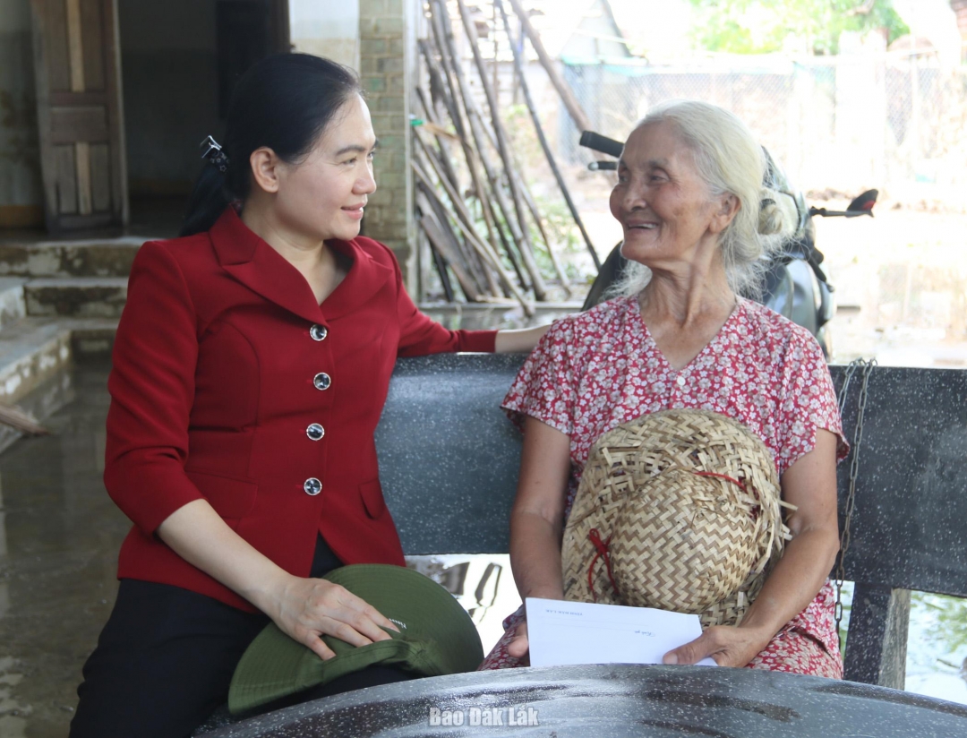 Đồng chí Đinh Thị Thu Thanh động viên, thăm hỏi bà Lê Thị Thông, ở thôn Long Hà, xã Đồng Xuân có nhà bị ngập nước do bão số 13.