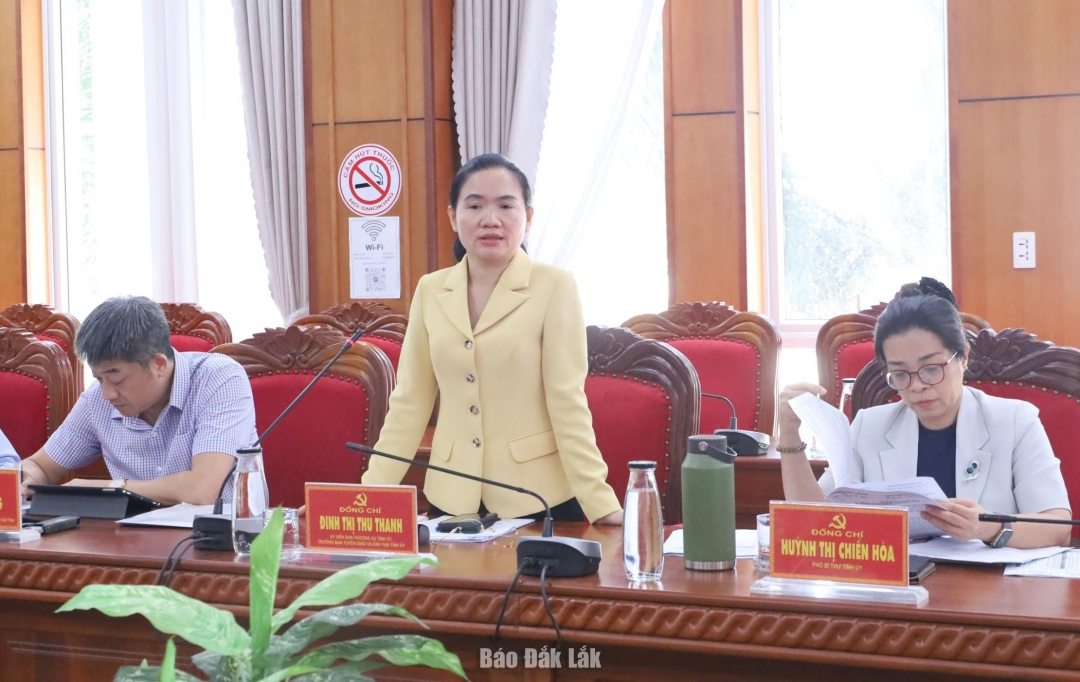 Ủy viên Ban Thường vụ Tỉnh ủy, Trưởng ban Tuyên giáo và Dân vận Tỉnh ủy Đinh Thị Thu Thanh phát biểu ý kiến tại phiên họp.