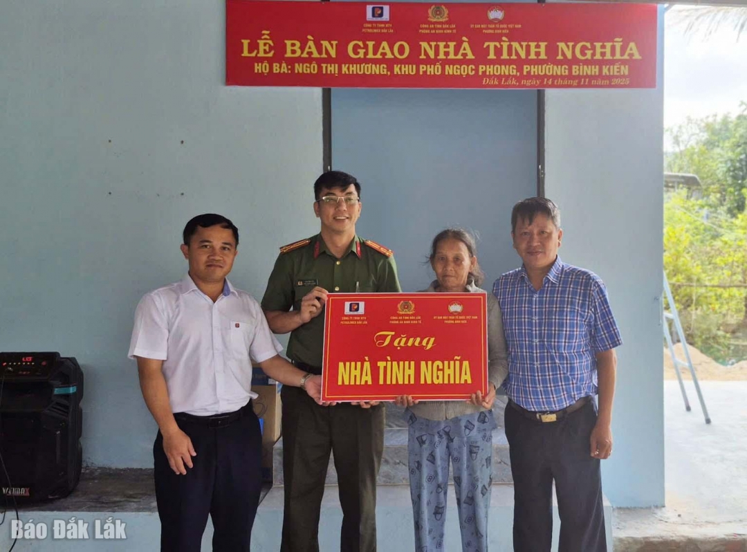 Đại diện các đơn vị trao biển tượng trưng tiền hỗ trợ cho gia đình bà Ngô Thị Khương.