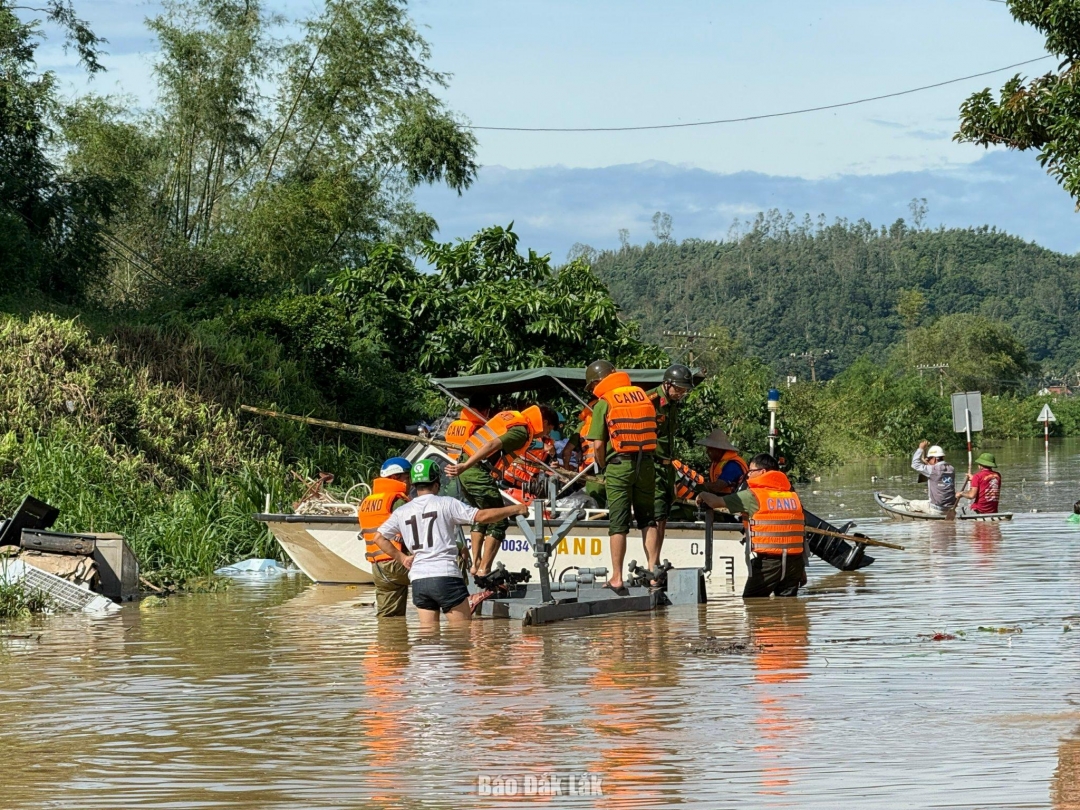 Lực lượng chức năng của xã huy động ca nô hỗ trợ người dân bị cô lập.