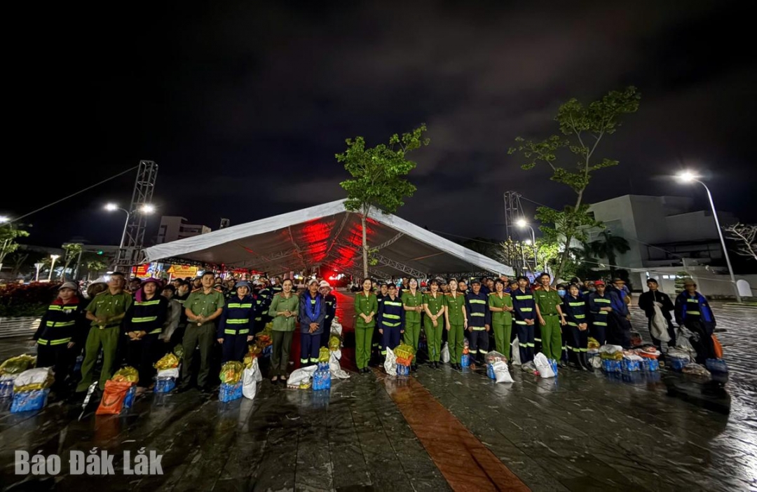 Buổi gặp mặt diễn ra trong không khí  ấm áp, thân tình. Ảnh: Thanh Ngân