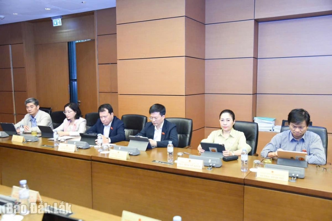 Đoàn ĐBQH tỉnh Đắk Lắk tham dự thảo luận tại Tổ 15. Ảnh: Đoàn ĐBQH tỉnh cung cấp
