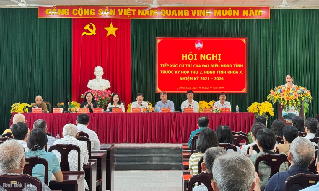 Các đại biểu HĐND tỉnh Tổ đại biểu số 19 tham gia tiếp xúc cử tri.