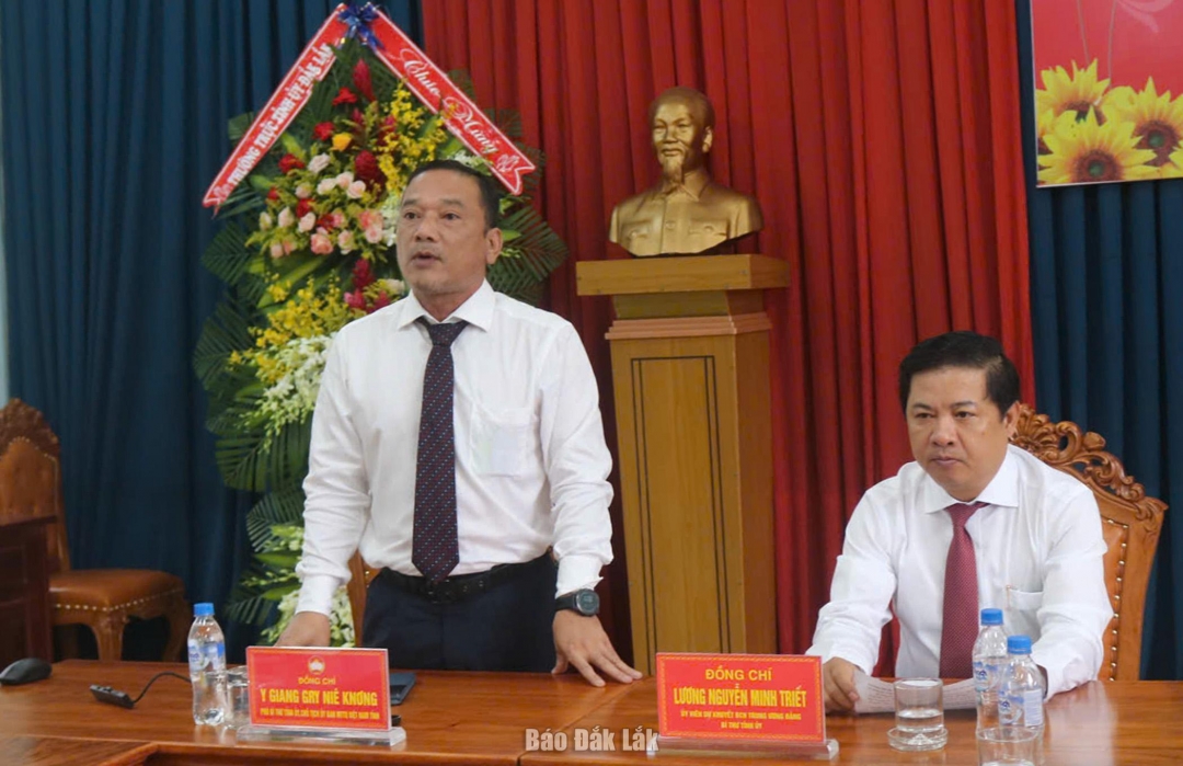 Phó Bí thư Tỉnh ủy, Chủ tịch Ủy ban MTTQ Việt Nam tỉnh Y Giang Gry Niê Knơng phát biểu cảm ơn Tỉnh ủy, HĐND, UBND tỉnh.