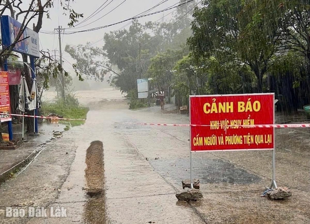 Bảng cảnh báo khu vực nguy hiểm được đặt trên Quốc lộ 29, đoạn qua xã Sông Hinh. Ảnh: CTV.