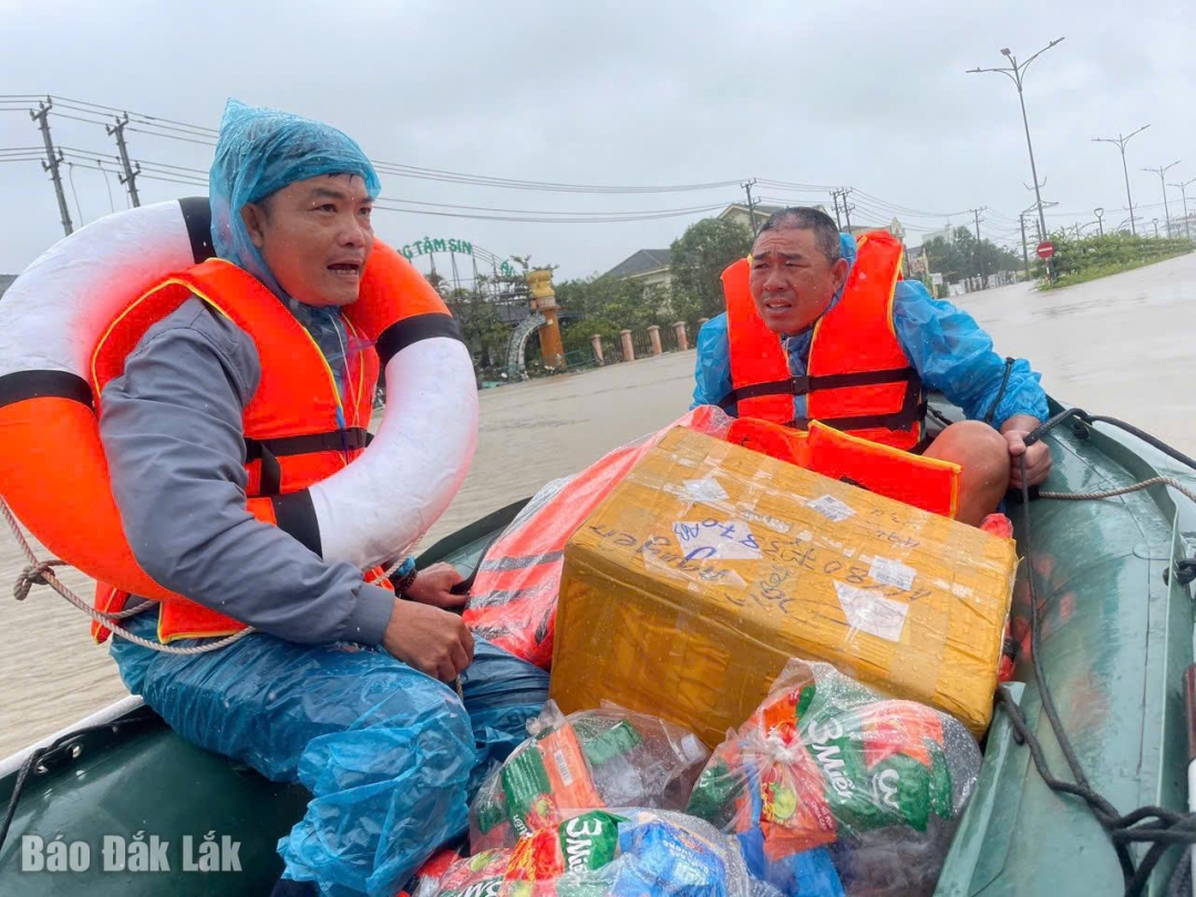 Ca nô cứu hộ, mang theo cả thức ăn, nước uống để trao cho người dân vùng cô lập