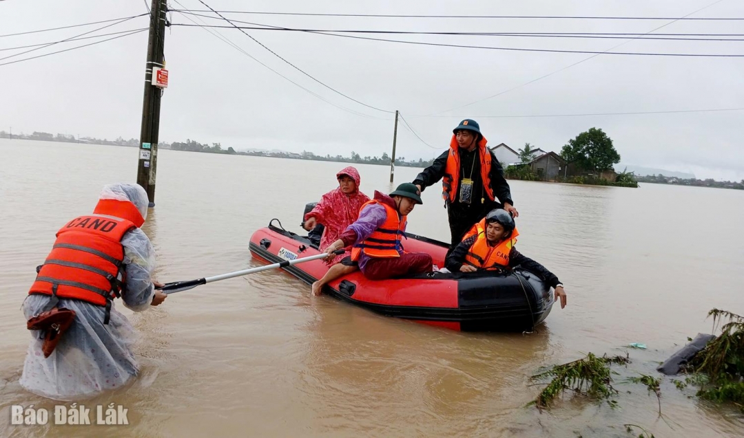 Lực lượng chức năng đang nỗ lực cứu người dân vùng lũ Hòa Thịnh. Ảnh: Trung Hiếu
