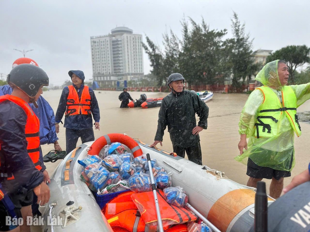 Những chiếc áo phao trên cano, sẵn sàng cứu dân các vùng ngập sâu, nước xoáy.