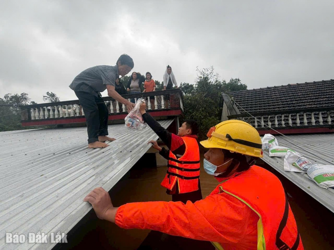Những gói thực phẩm được trao cho người dân đang tránh lũ trên mái nhà.