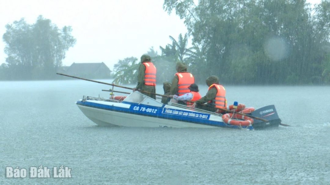 Lực lượng cứu hộ địa phương tiếp tục tuần tra để hỗ trợ những người dân ở các vùng ngập sâu.