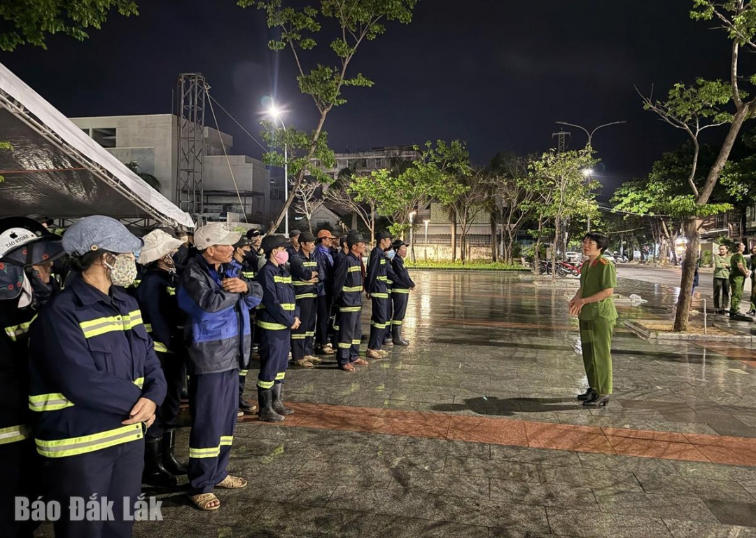 Trung tá Hoàng Thị Thu Hoài, Phó trưởng Công an phường Tuy Hòa gửi lời tri ân trước những đóng góp thầm lặng của công nhân Công ty Môi trường đô thị Phú Yên.