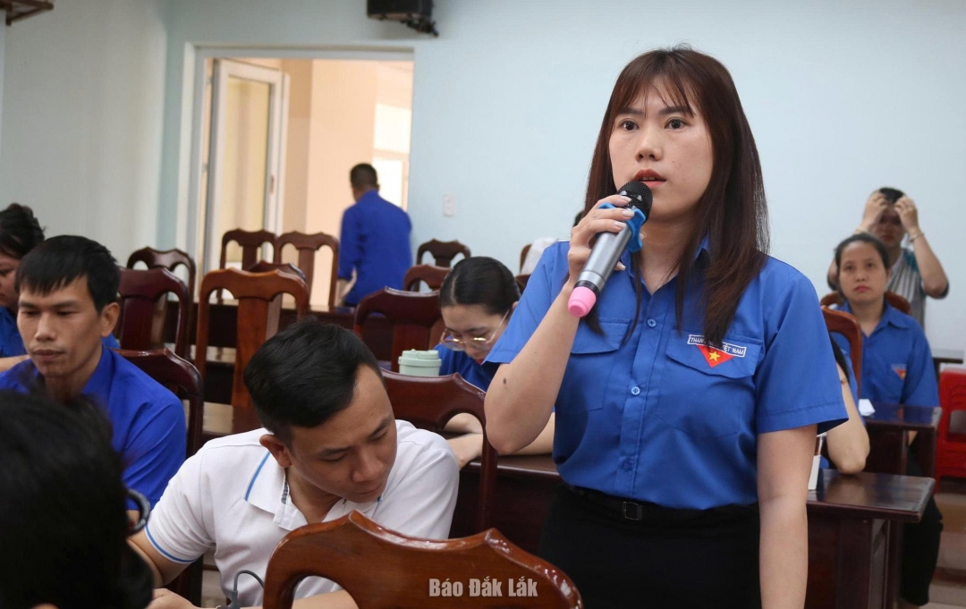 Đoàn viên thanh niên nêu câu hỏi tại Phó Bí thư Đảng uỷ, Chủ tịch buổi đối thoại.