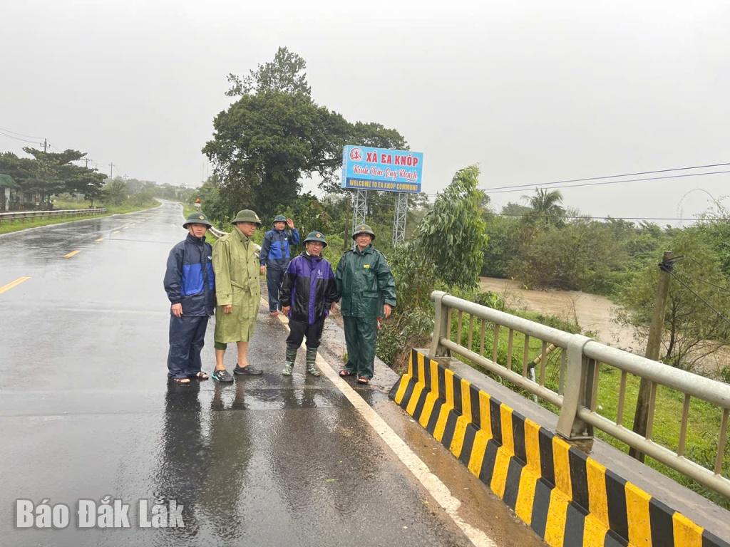 Phó Bí thư Đảng ủy, Chủ tịch UBND xã Lê Anh Vũ cùng các thành viên đoàn kiểm tra số 1 đi kiểm tra thực tế tại cầu km 70, Quốc lộ 26 qua địa ban xã Ea Knốp.