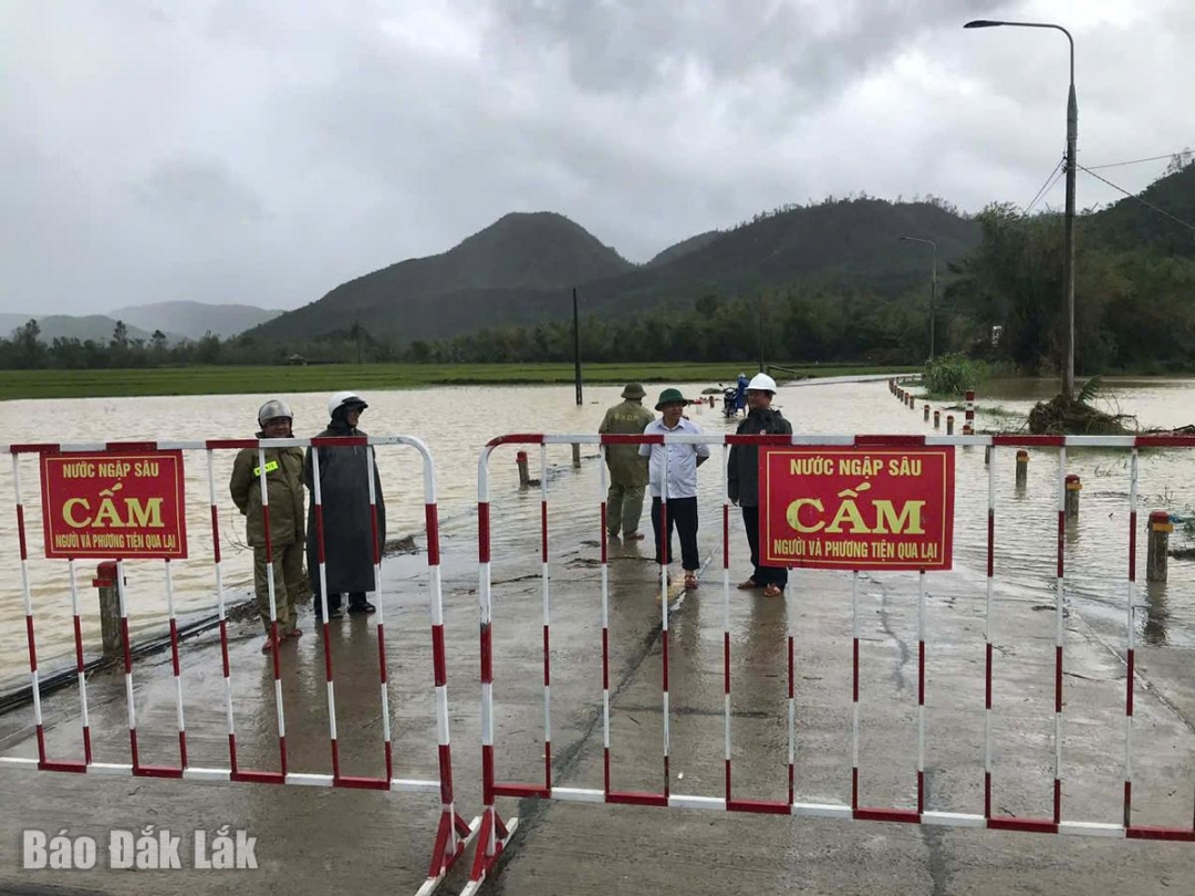 Xã đã lập rào chắn, biển cảnh báo và không cho người dân và phương tiện di chuyển qua cầu Sông Cô