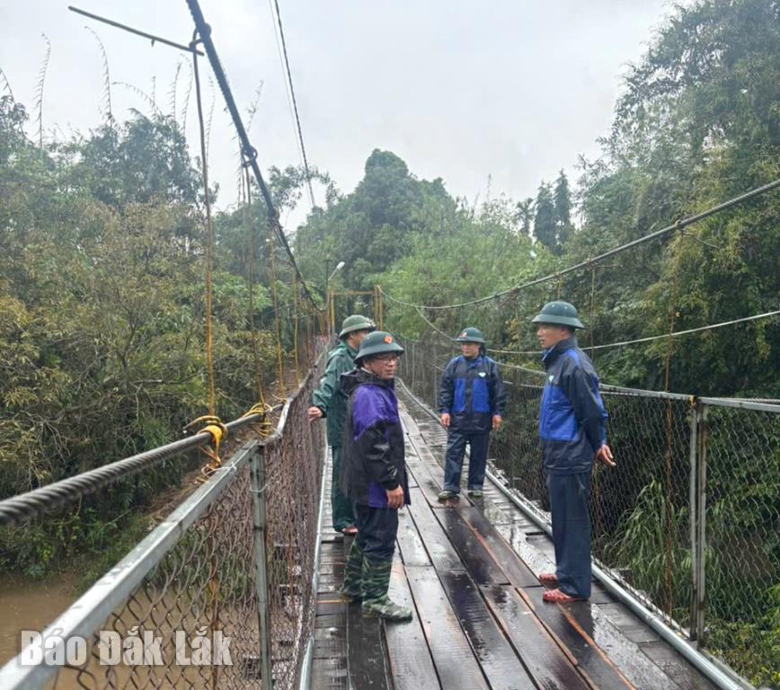 Lãnh đạo xã Ea Knốp kiểm tra mực nước tại cầu thôn 8.