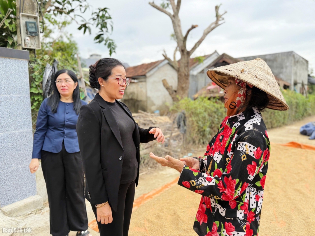 .... thăm hỏi, chia sẻ kinh nghiệm vượt lũ an toàn với các gia đình.