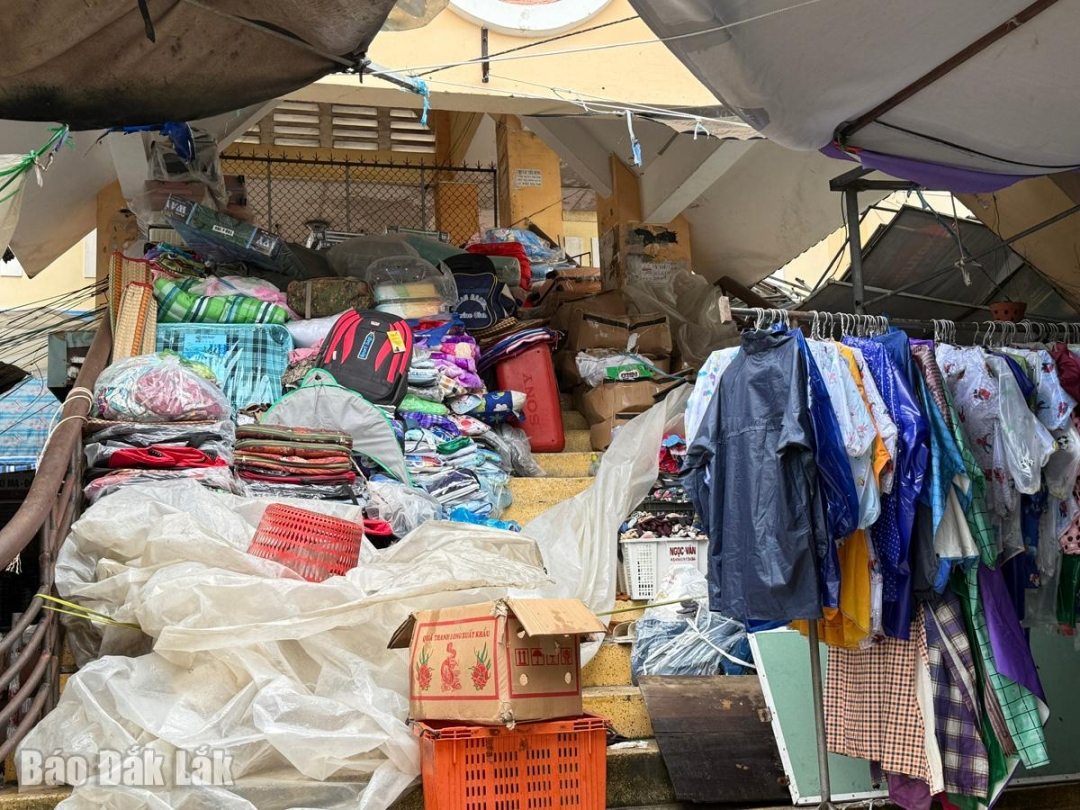 Mặt hàng quần áo bị ướt, chất đóng, tỷ lệ hư hỏng rất nặng.