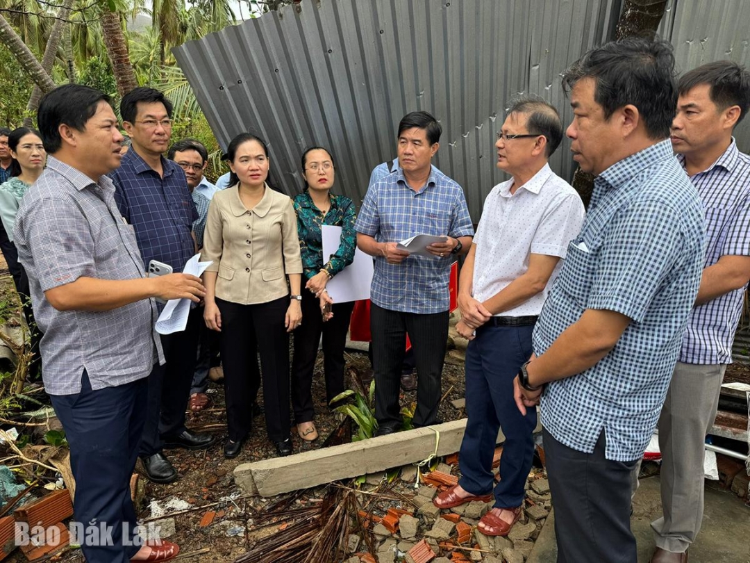 Bí thư Tỉnh ủy Lương Nguyễn Minh Triết chỉ đạo trực tiếp về công tác khắc phục thiệt hại tại xã Xuân Lộc tại buổi kiểm tra.