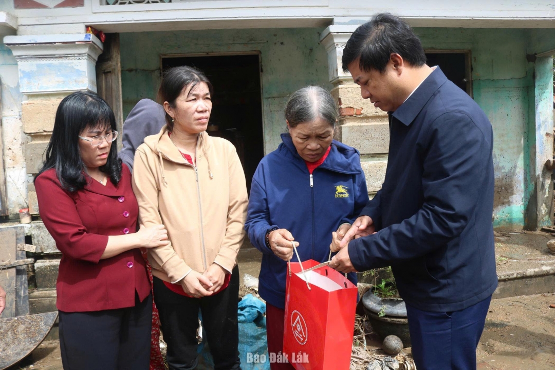 Bí thư Tỉnh ủy Lương Nguyễn Minh Triết và Ủy viên Ban Thường vụ Tỉnh ủy, Phó Chủ tịch Thường trực UBND tỉnh Hồ Thị Nguyên Thảo thăm hỏi, tặng quà động viên cho gia đình bà Nguyễn Thị Thơ, khu phố Phước Bình Nam, có chồng tử vong do sập nhà trong đợt mưa lũ.