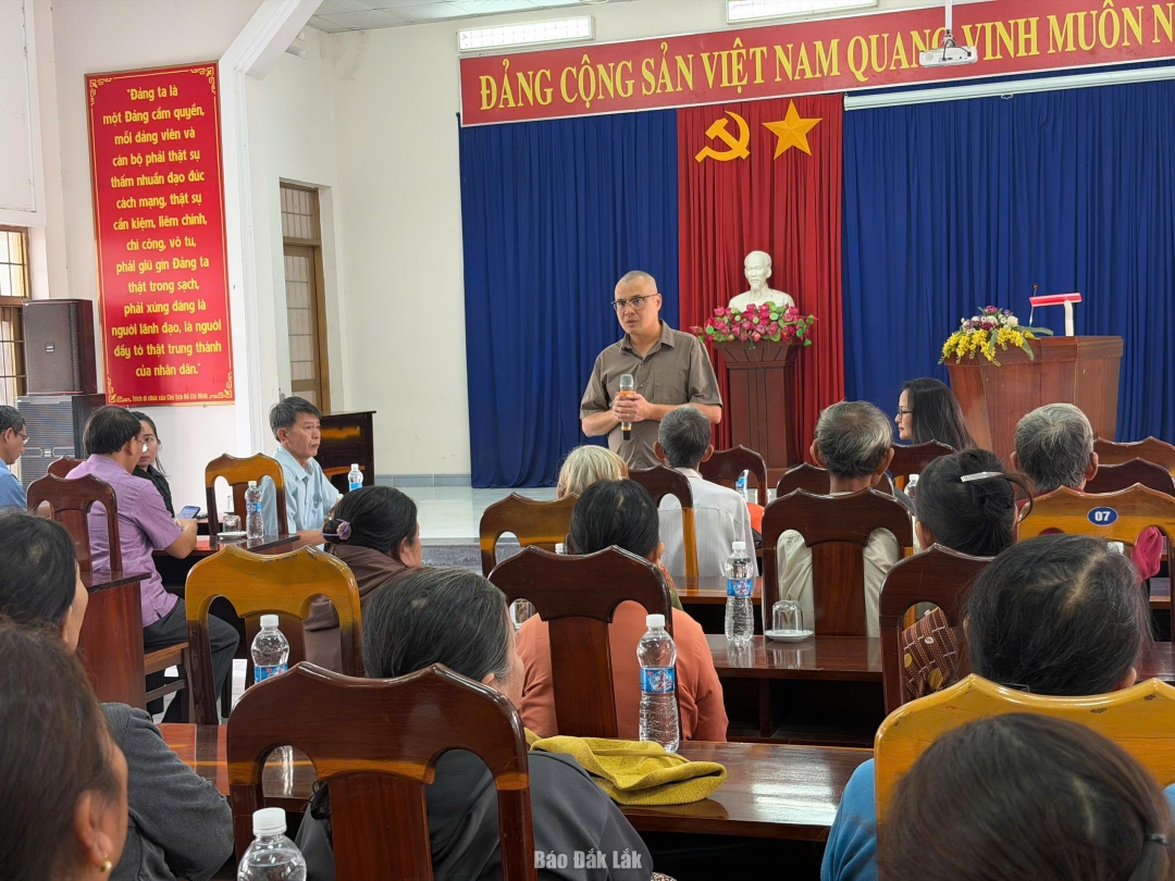 Phó Trưởng ban Chính sách chiến lược Trung ương Phạm Đại Dương  phát biểu chia sẻ với người dân vùng lũ Xuận Phước.