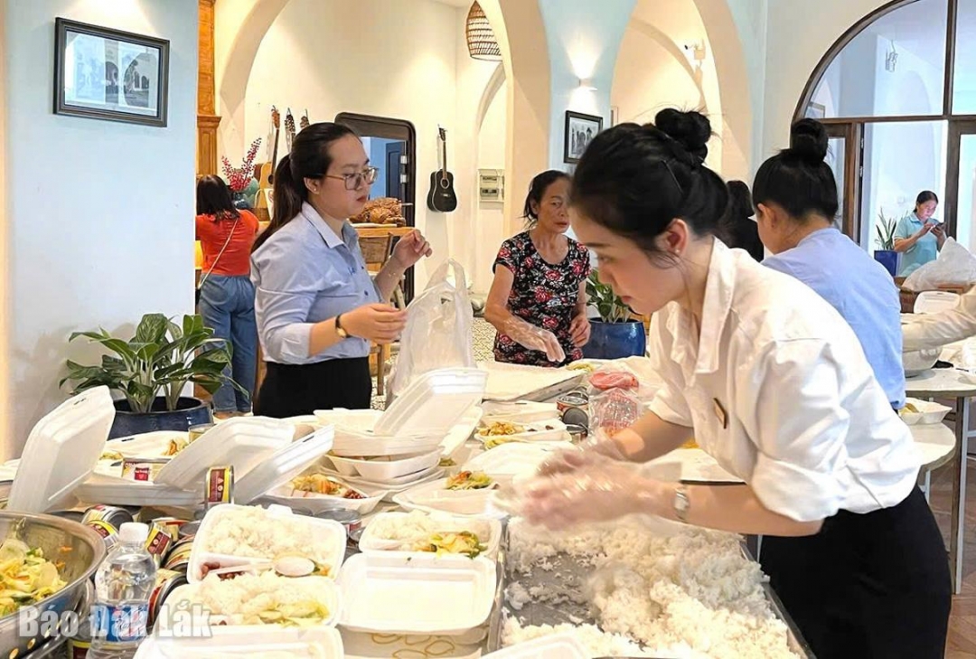 6.000 phần ăn mỗi ngày luôn được chuẩn bị chỉn chu, thơm ngon khi đến tay người dân vùng lũ.