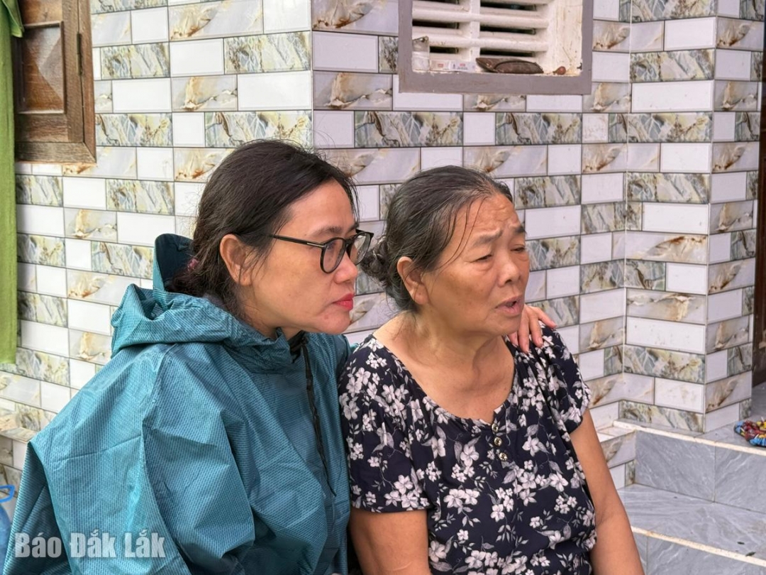 Bà Đặng Thị Hồng Nga, Bí thư Đảng ủy xã Tuy An Đông cũng thường xuyên thăm hỏi và chỉ đạo các lực lượng hỗ trợ gia đình bà Quang.