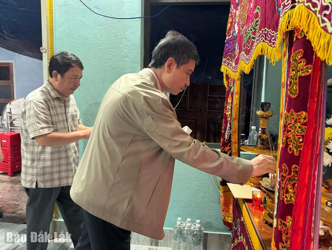 Chủ tịch UBND tỉnh thắp hương, bày tỏ niềm thương tiếc đối với hai nạn nhân.