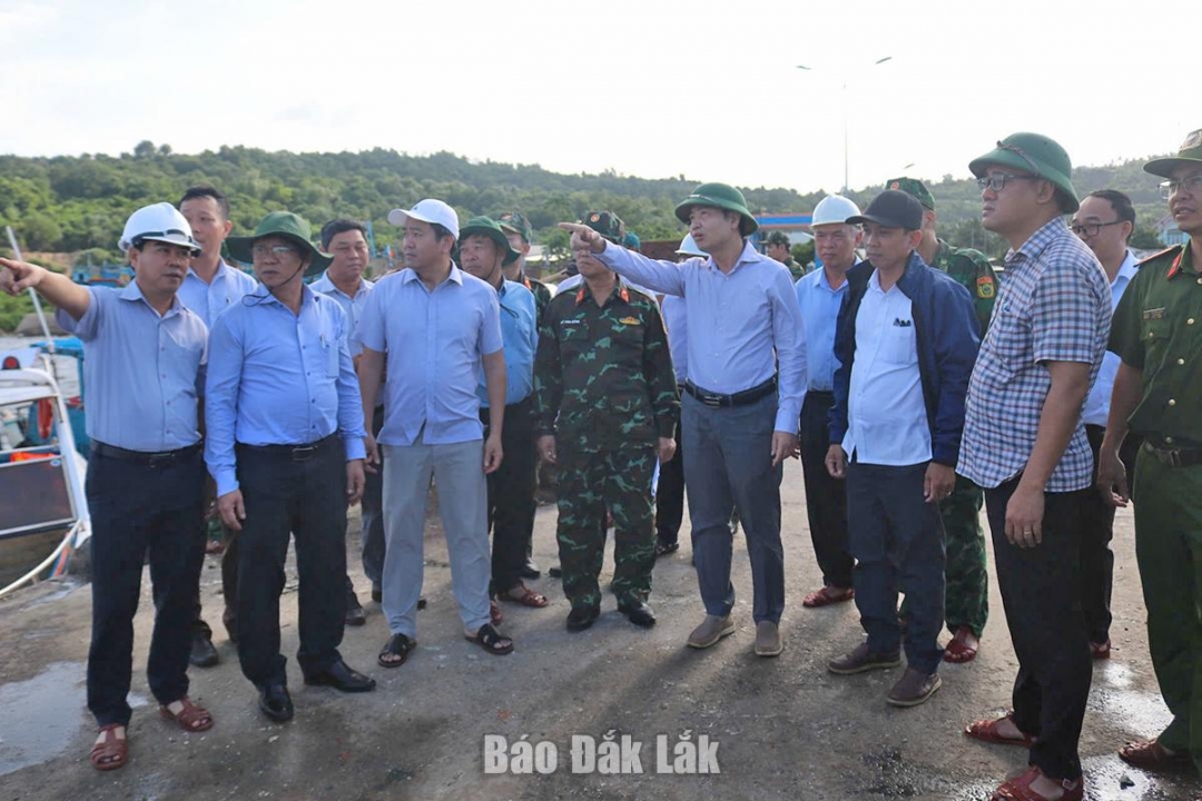 Đồng chí Tạ Anh Tuấn, Phó Bí thư Tỉnh ủy, Chủ tịch UBND tỉnh, Chỉ huy trưởng Sở Chỉ huy tiền phương ứng phó với bão số 13 kiểm tra công tác phòng, chống bão tại cảng cá Dân Phước. Ảnh:Tuyết Hương