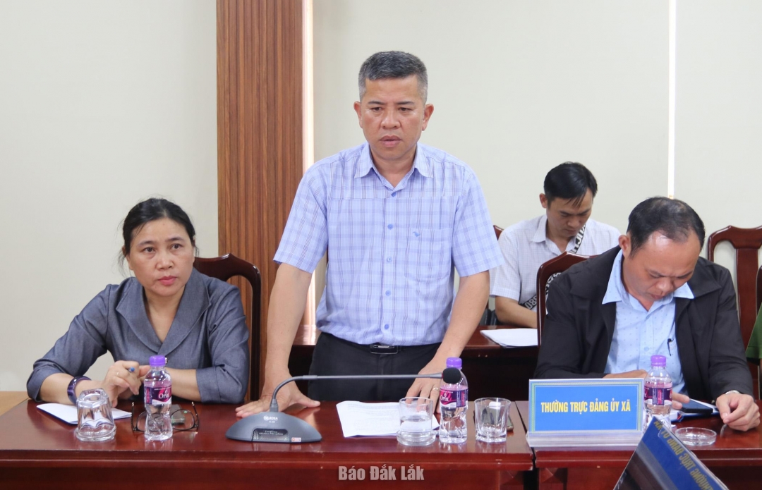 Lãnh đạo xã Tuy An Đông báo cáo thiệt hại do mưa lũ gây ra trên địa bàn.