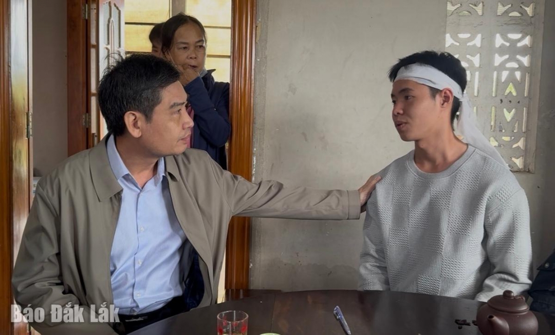 Chủ tịch UBND tỉnh Tạ Anh Tuấn mong các cháu tiếp tục cố găng học tập trong thời gian tới.