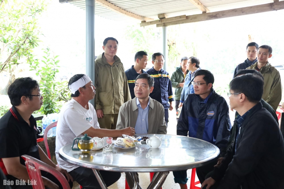 Chủ tịch UBND tỉnh Tạ Anh Tuấn thăm hỏi, động viên thân nhân người thiệt mạng do lũ tại xã Hòa Thịnh.