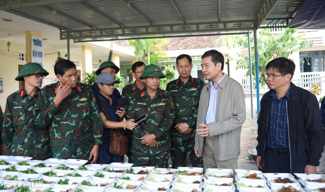 Chủ tịch UBND tỉnh Tạ Anh Tuấn thăm khu vực bếp ăn tập thể tại xã Hòa Thịnh, do Bộ Chỉ huy Quân sự tỉnh tổ chức.