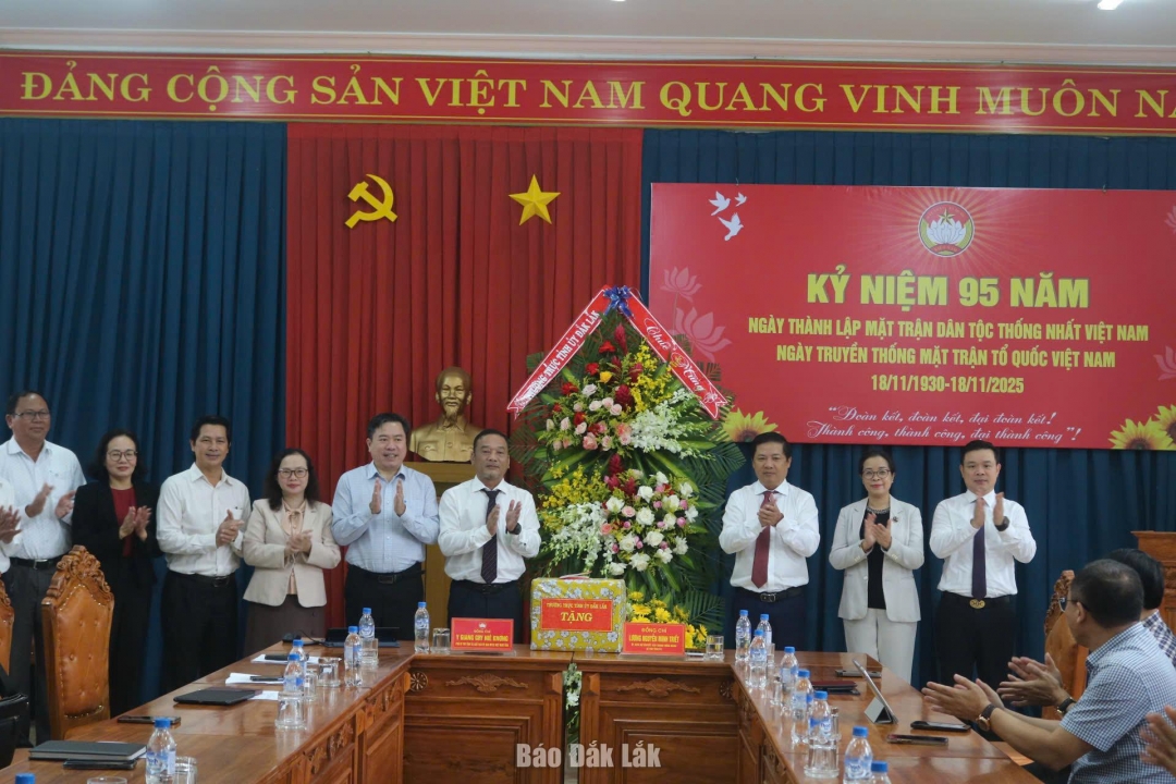 Các đồng chí Thường trực Tỉnh ủy tặng hoa chúc mừng Thường trực Ủy ban MTTQ Việt Nam tỉnh.