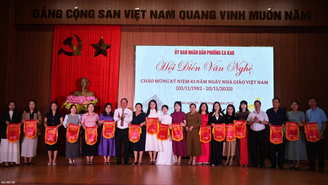 Lãnh đạo phường Ea Kao trao cờ lưu niệm cho các cơ sở giáo dục tham dự hội diễn.