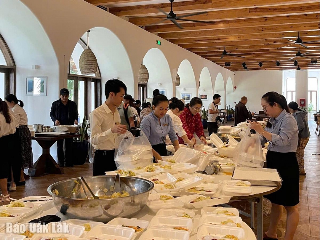 Hành lang resort trở thành trục vận chuyển thức ăn liên tục.