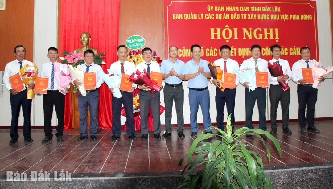 Lãnh đạo Ban C trao quyết định, tặng hoa chúc mừng các phó giám đốc hai ban trực thuộc.